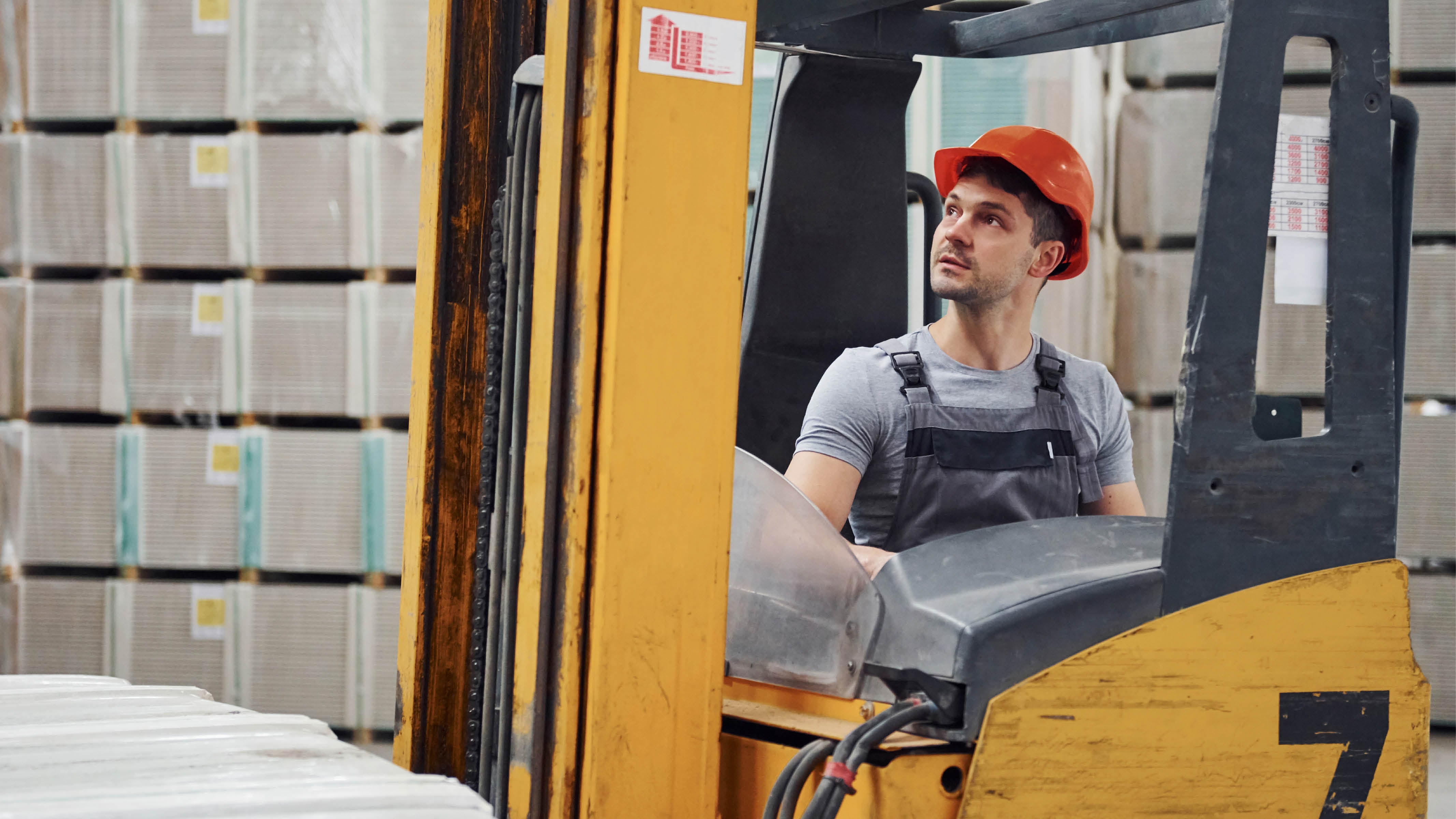 Der Staplerfahrer im Fokus: Wie cleveres Zubehör die Arbeit entlastet und die Gesundheit schont
