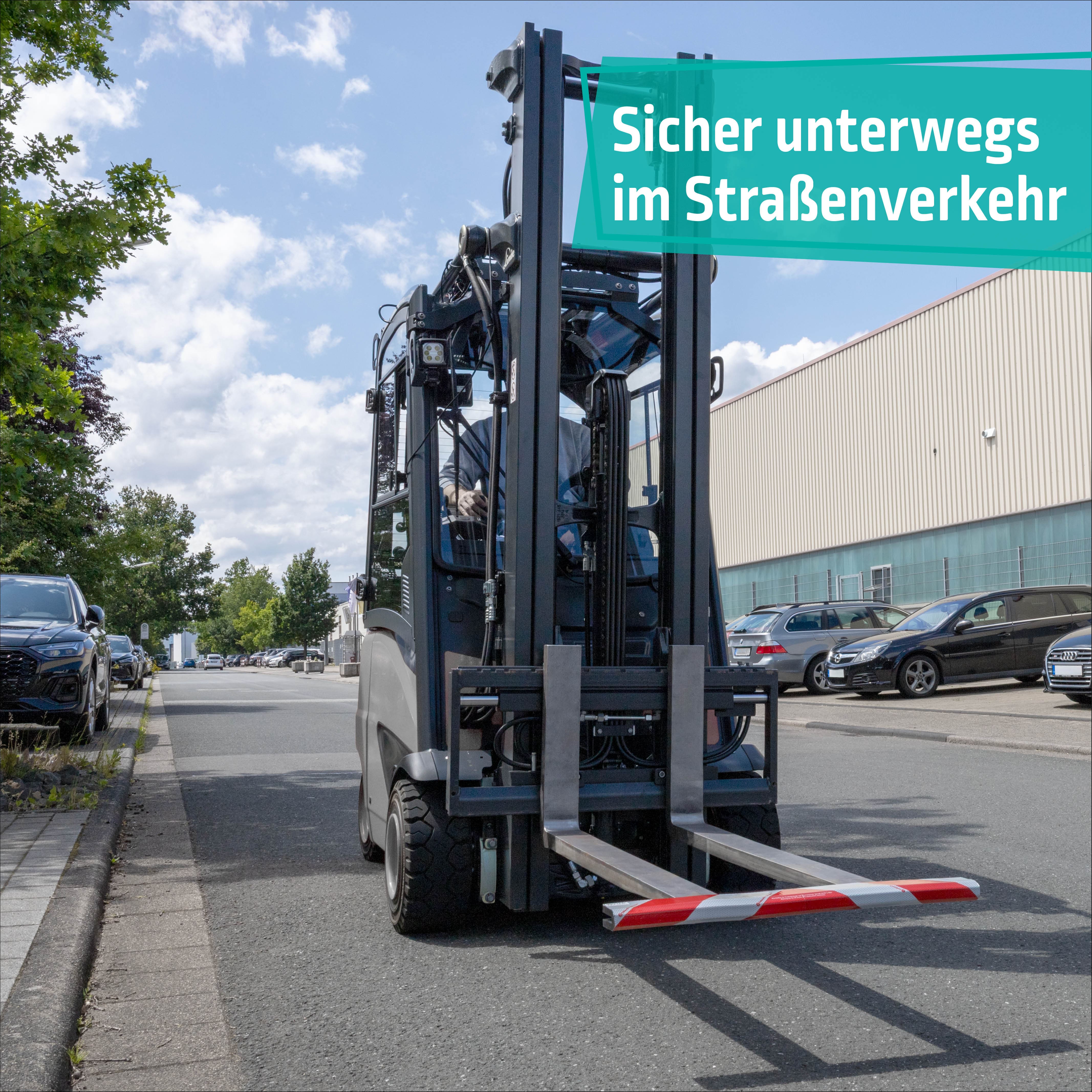 Gabelstapler im Straßenverkehr mit ZEBRA Warnbalken